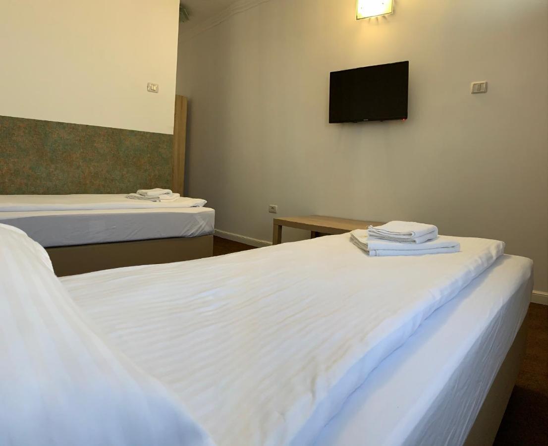 Motel Cet Arad Buitenkant foto