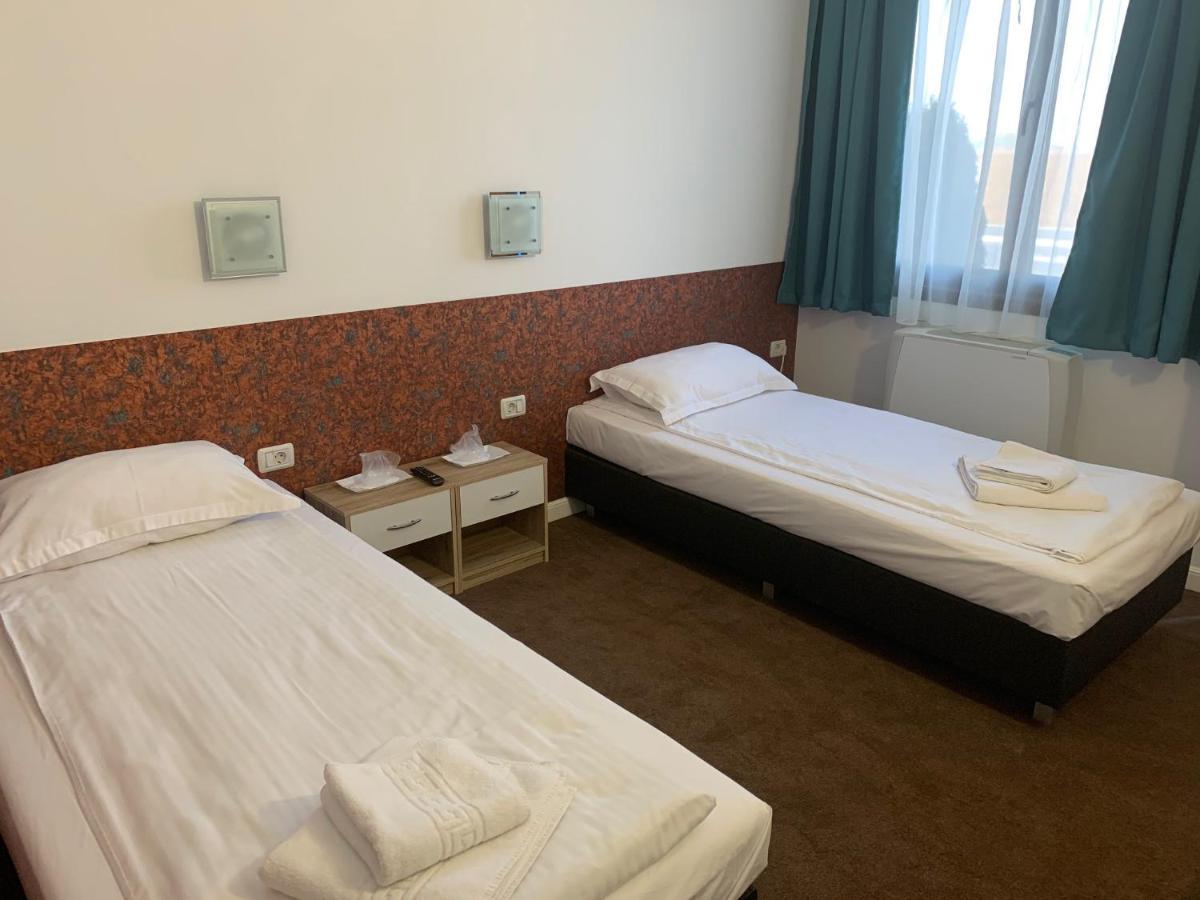 Motel Cet Arad Buitenkant foto